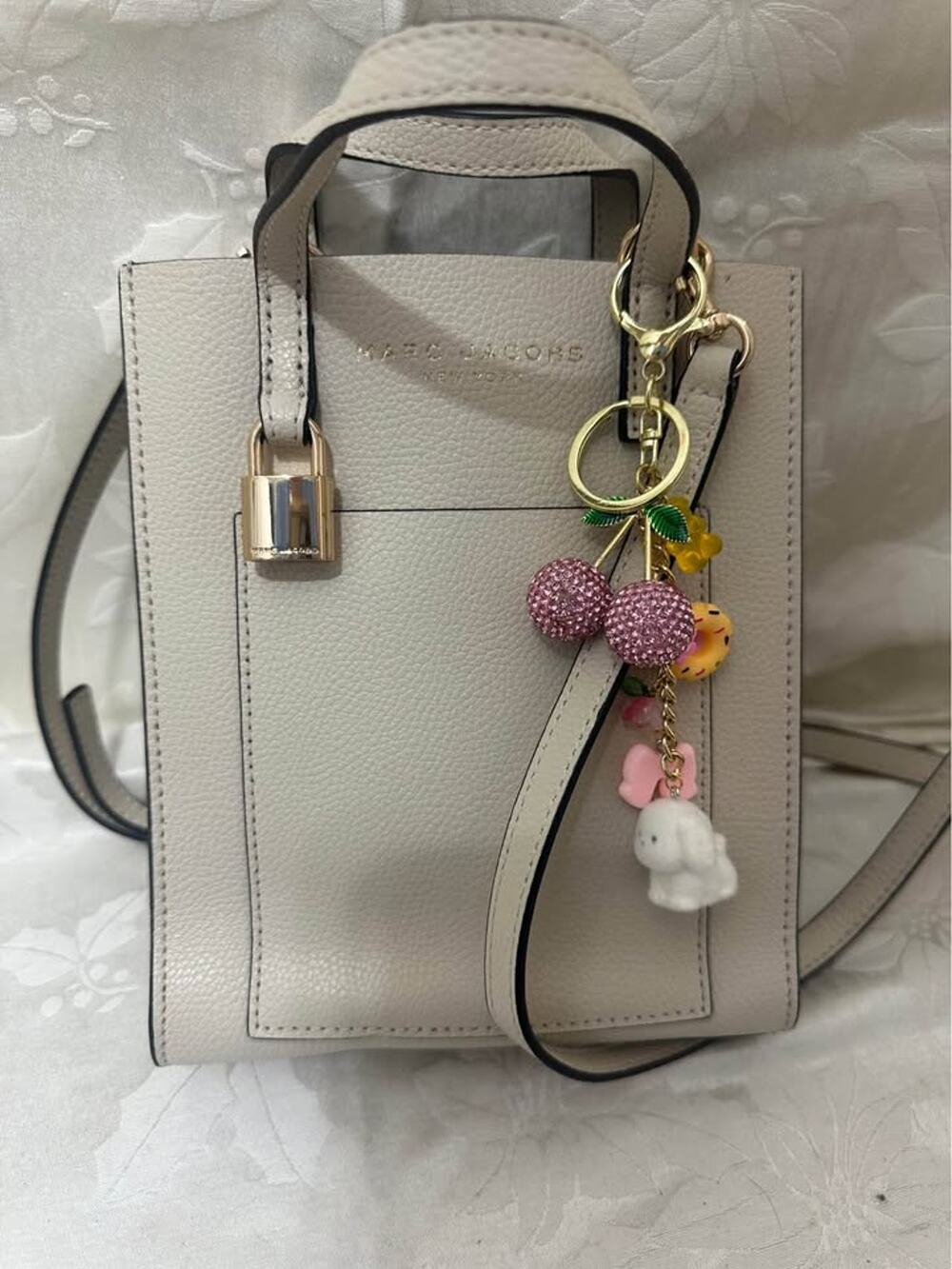 Pre-loved Marc Jacobs Tote Bag CREAM charm B-313